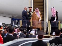 Hujan Deras, Warga Heboh Sambut Rombongan Raja Salman di Tugu Kujang