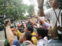 Antusias Warga Sambut Raja Salman: Assalamualaikum, Selamat Datang