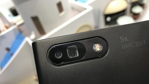 Menjajal Ponsel Oppo Berteknologi 5X Zoom