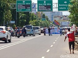 Mahasiswa Bakar Ban di Tengah Jalan Depan Kantor Wali Kota Cirebon