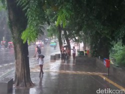 Warga Bubar Usai Sambut Raja Salman, Petugas Mulai Bersih-bersih