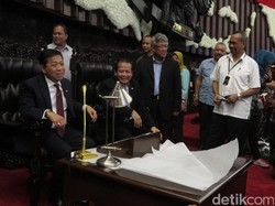 Novanto dan Fadli Zon Jajal Mikrofon Warna Emas untuk Raja Salman