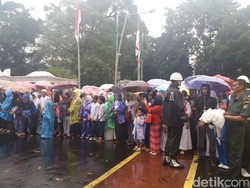 Meski Hujan, Warga Tetap Menanti Raja Salman di Depan Istana Bogor