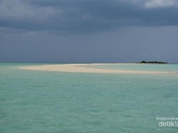 Bukan Cuma Semen, Gresik Punya Pantai Super Cantik
