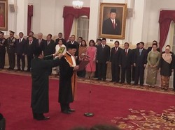 Suara Bergetar, Hatta Ali Bacakan Sumpah Ketua MA di Depan Jokowi