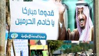 Spanduk Raja Salman Hiasi Depan Gedung DPR