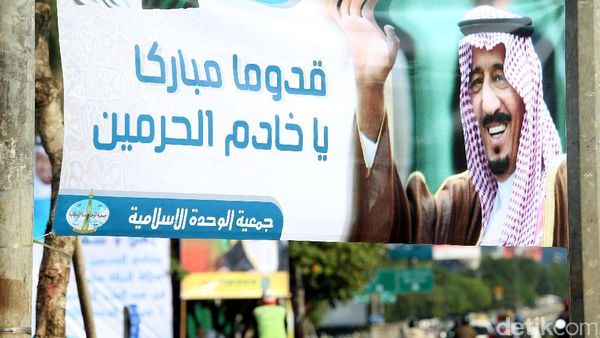 Spanduk Raja Salman Hiasi Depan Gedung DPR