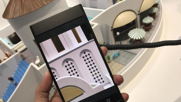 Menjajal Ponsel Oppo Berteknologi 5X Zoom