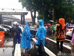 Bogor Dikunjungi Raja Salman, Pedagang Jas Hujan Panen Pembeli