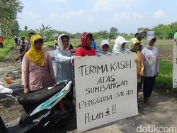 Ibu-ibu di Probolinggo Blokade Jalan Rusak