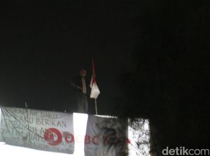 Sudah 39 Jam Agustinus Masih Bertahan di Atas Baliho Slipi