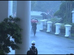 Kawal Raja Salman di Istana Bogor, Paspampres Hujan-hujanan
