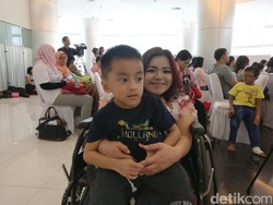 Meski Tulangnya Rentan Patah, Bocah Ini Dididik Mandiri