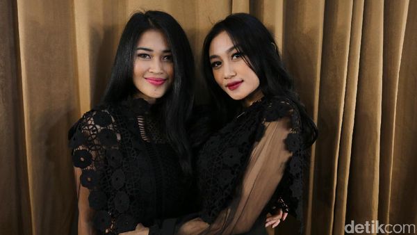 Kenapa Duo Serigala Selalu Pelukan Saat Berpose?