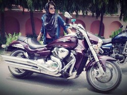 Keren, Wanita Berkerudung Asal India yang Suka dengan Moge