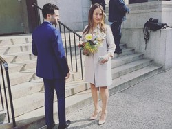 Menikah di Gedung Pengadilan, Istri Aktor Gossip Girl Pakai Gaun Mini