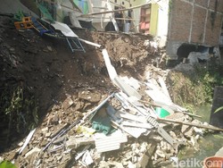 Kantor Serbaguna dan Rumah Warga di Malabar Bandung Ambrol