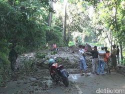 10 Titik Longsor di Lereng Penanggungan Tutup Jalur Antar Kecamatan