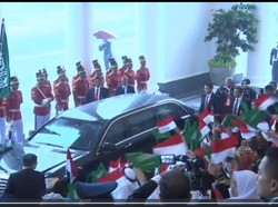 Marching Band dan Pasukan Berkuda Hujan-hujanan Sambut Raja Salman