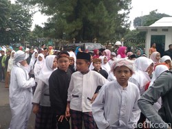 Bergamis hingga Kebaya, Anak-anak SD Siap Sambut Raja Salman