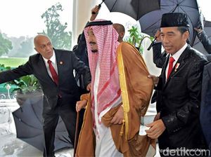 Jasnya Basah Saat Sambut Raja Salman, Jokowi: Semoga Berkah