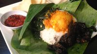 Sedapnya Nasi Daun Cumi Hitam dan Chicken Wings Saus Telur Asin di Sini