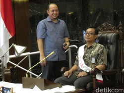 Mikrofon Warna Emas untuk Raja Salman di DPR, Apa Maknanya?