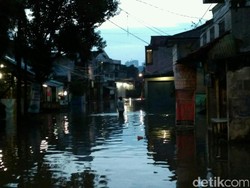 Banjir di Kemang Utara, Kendaraan Tak Bisa Melintas