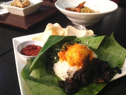 Walking Drums: Nikmatnya Nasi Daun Cumi Hitam dan Chicken Wings Saus Telur Asin