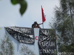 Sudah Seharian Agustinus Nangkring di Baliho Perempatan Slipi