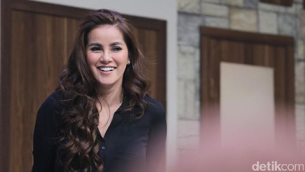 Olla Ramlan Lagi Happy Nih?