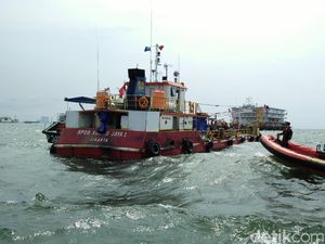 Petugas Tangkap Kapal Bermuatan 213 Ton Solar Ilegal
