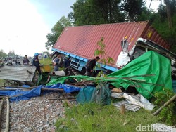 3 Truk Bertabrakan di Karanganyar, Warung dan Bengkel Jadi Korban