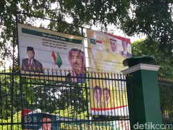 Spanduk dari Anggota Dewan Sambut Raja Salman di Depan Pagar DPR