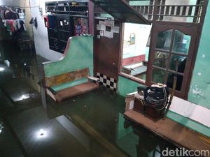 Banjir di Pulo Kalibata, Warga Berjaga Amankan Barang-barang
