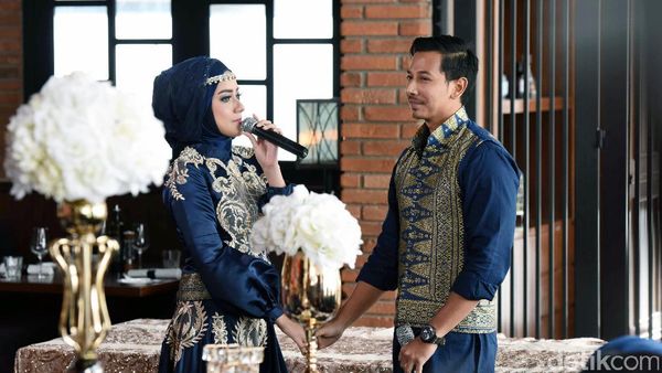 Romantisnya Fairuz A Rafiq dan Sonny Setiawan di Prosesi Lamaran