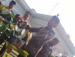 Usai Antar Raja Salman, Jokowi Siram Pohon Ulin yang Ditanam