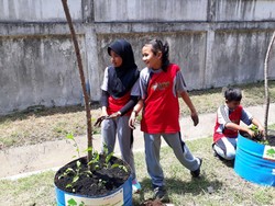 Melihat Antusiasme Murid-murid SD Tanam Markisa di Gresik
