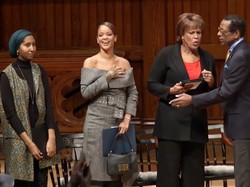 Gaya Seksi Rihanna Saat Terima Penghargaan Kemanusiaan di Harvard