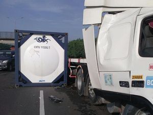 Ada Kecelakaan Truk, Tol JORR Taman Mini ke Cikunir Macet 9 Km