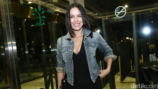 Seksinya Sophia Latjuba di Konser BCL
