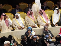 Senyum Delegasi Kerajaan Saudi Saat Jadi Sasaran Foto di DPR