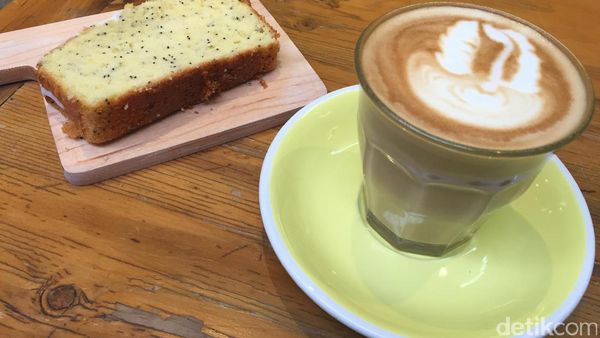 Di Sini Ada Caffe Latte dan Banana Lemon Cake yang Manis Empuk