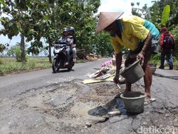 Kata Bupati Yuni soal Mbah Sadiyo, Pemulung Penambal Jalan Berlubang