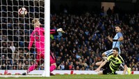 Sergio Aguero kembali membobol gawang lawan di menit ke-73. Pool/Phil Noble/Reuters/detikFoto.