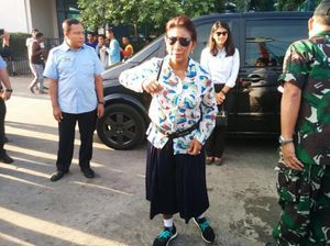 Sidak di Muara Baru, Menteri Susi Pakai Sneakers Adidas Pure Boost Sidak di Muara Baru, Menteri Susi Pakai Sneakers Adidas Pure Boost