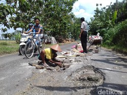 Aksi Kakek Pemulung Tambal Jalan Berlubang Pakai Uangnya Sendiri