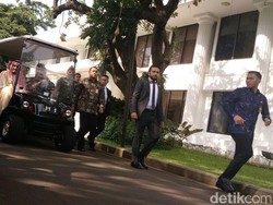 Presiden Jokowi Sopiri Raja Salman Lagi dengan Mobil Golf