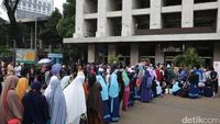 Antrean Masyarakat di Depan Pintu Masjid Istiqlal