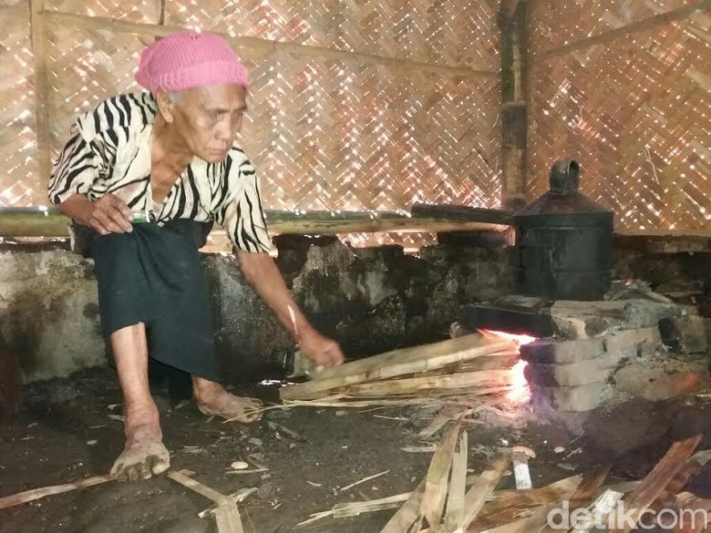 Warga Jember ini Terpaksa Makan Rumput karena Kelaparan Warga Jember ini Terpaksa Makan Rumput karena Kelaparan